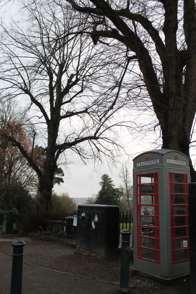 Uma das famosas Cabines Telefônicas do Reino Unido, na versão cinza, em Bath