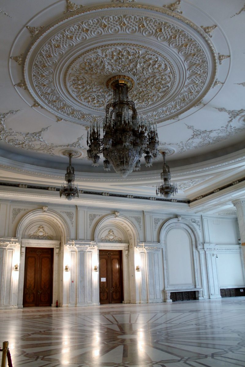 Vista do interior do Palácio do Parlamento, em Bucareste