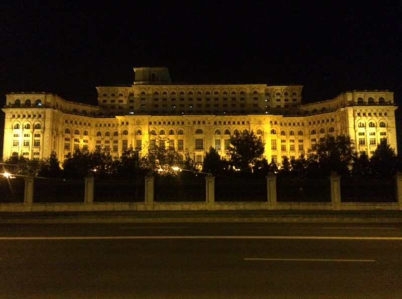 Vista noturna do Palácio do Parlamento, em Bucareste